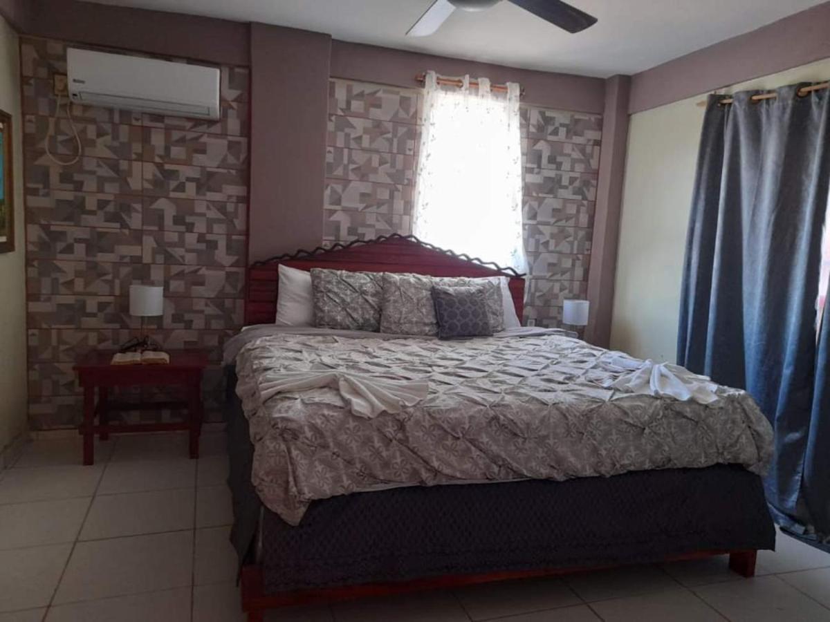 La Delphina Bed And Breakfast Bar And Grill La Ceiba Exteriér fotografie