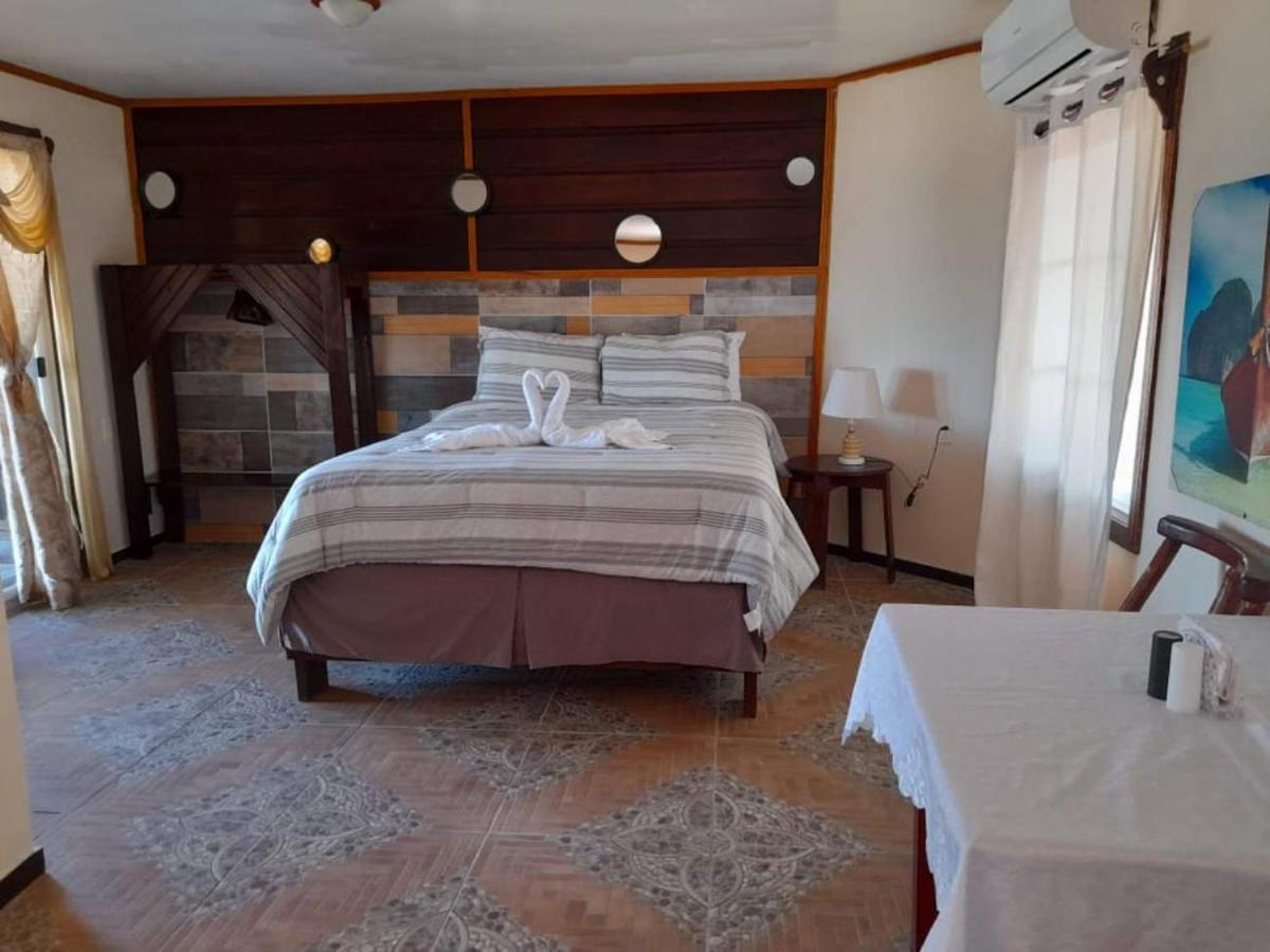 La Delphina Bed And Breakfast Bar And Grill La Ceiba Exteriér fotografie