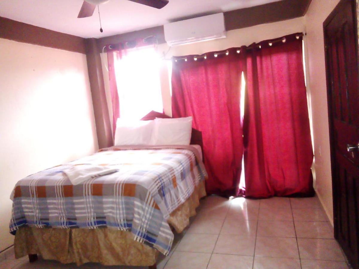 La Delphina Bed And Breakfast Bar And Grill La Ceiba Exteriér fotografie