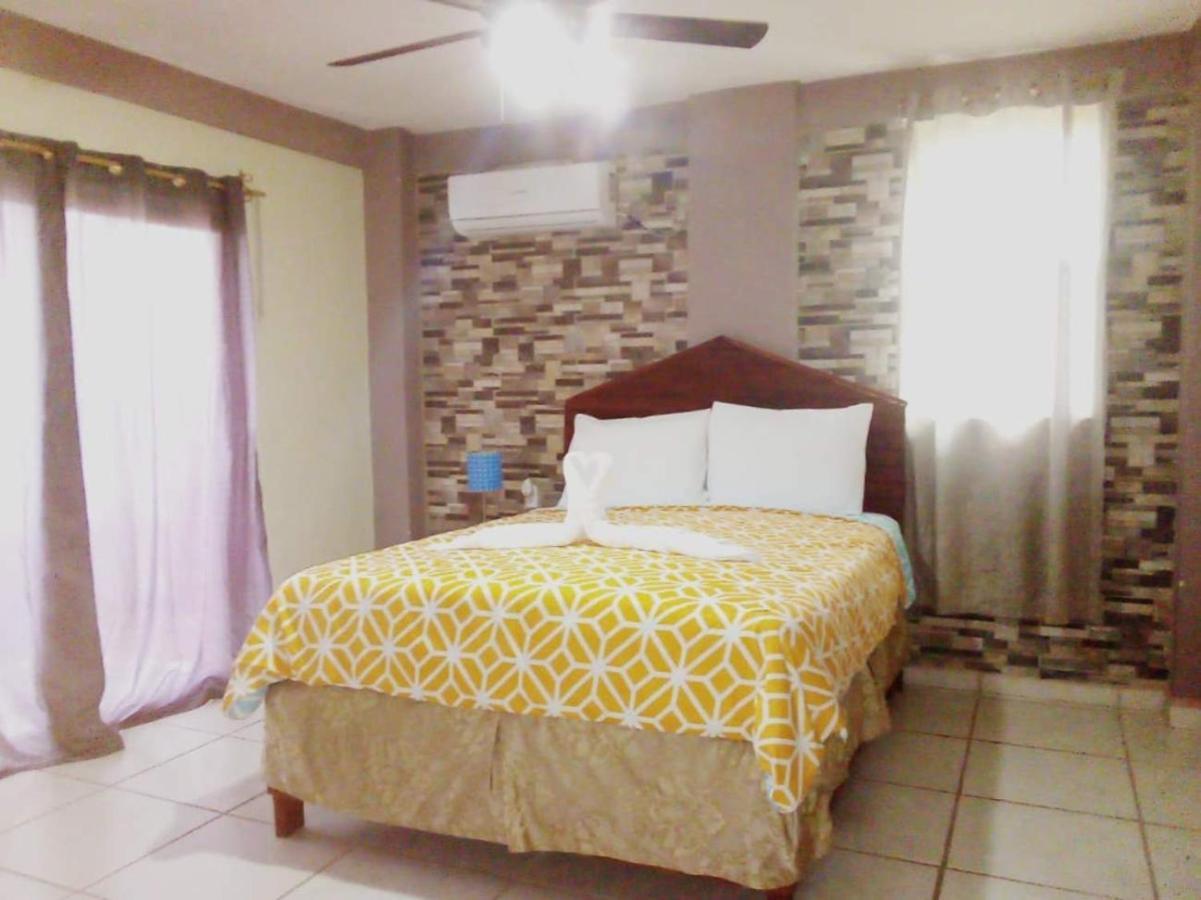 La Delphina Bed And Breakfast Bar And Grill La Ceiba Exteriér fotografie