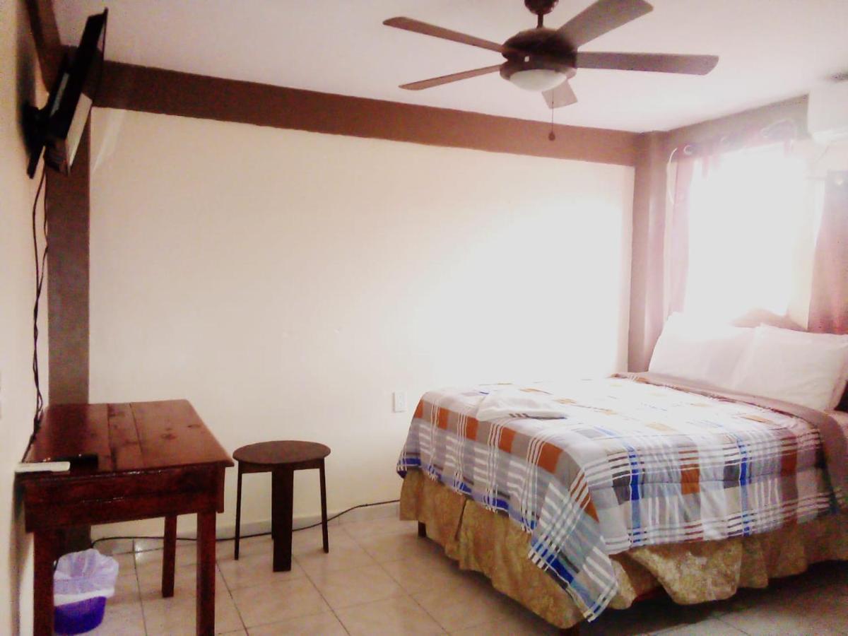 La Delphina Bed And Breakfast Bar And Grill La Ceiba Exteriér fotografie