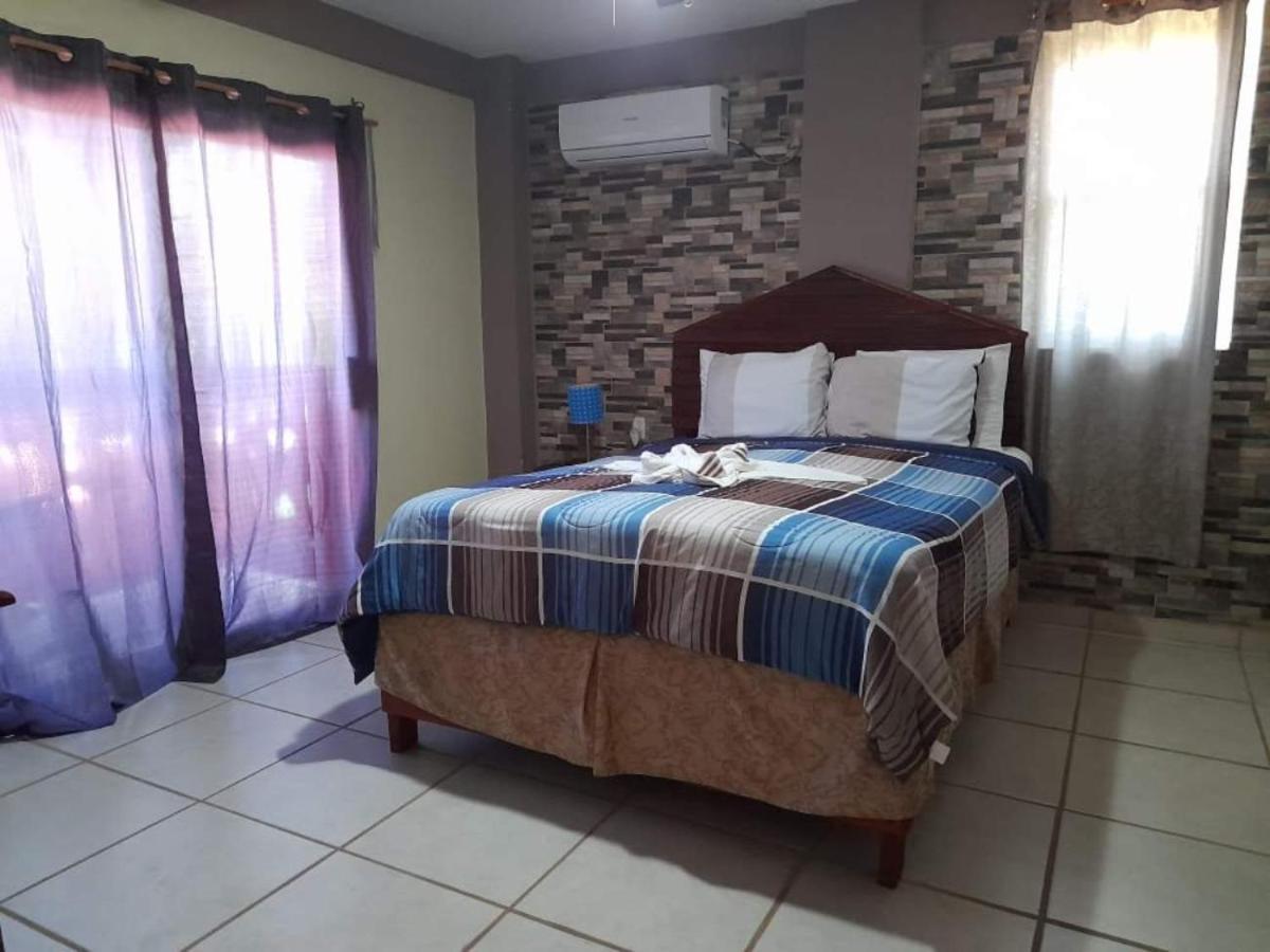 La Delphina Bed And Breakfast Bar And Grill La Ceiba Exteriér fotografie