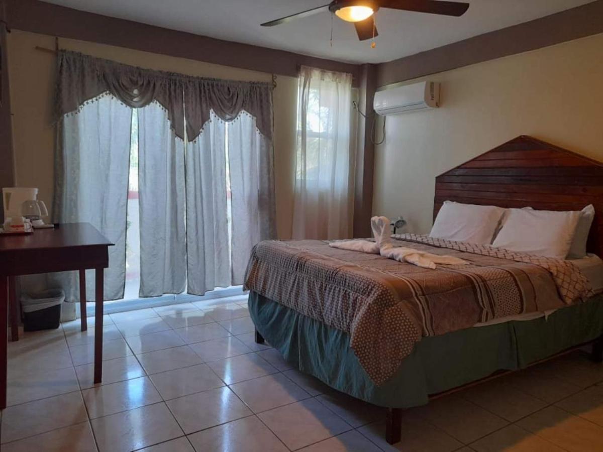 La Delphina Bed And Breakfast Bar And Grill La Ceiba Exteriér fotografie