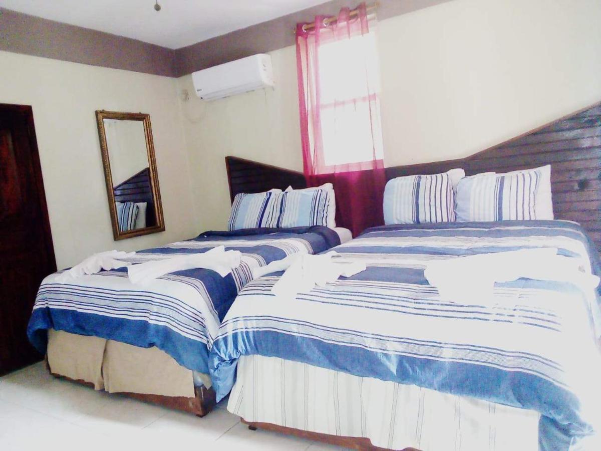 La Delphina Bed And Breakfast Bar And Grill La Ceiba Exteriér fotografie