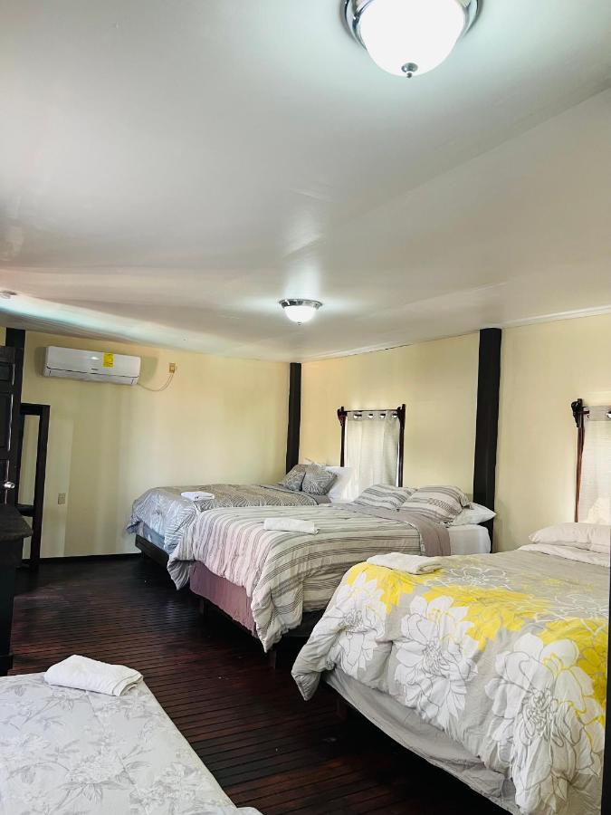 La Delphina Bed And Breakfast Bar And Grill La Ceiba Exteriér fotografie