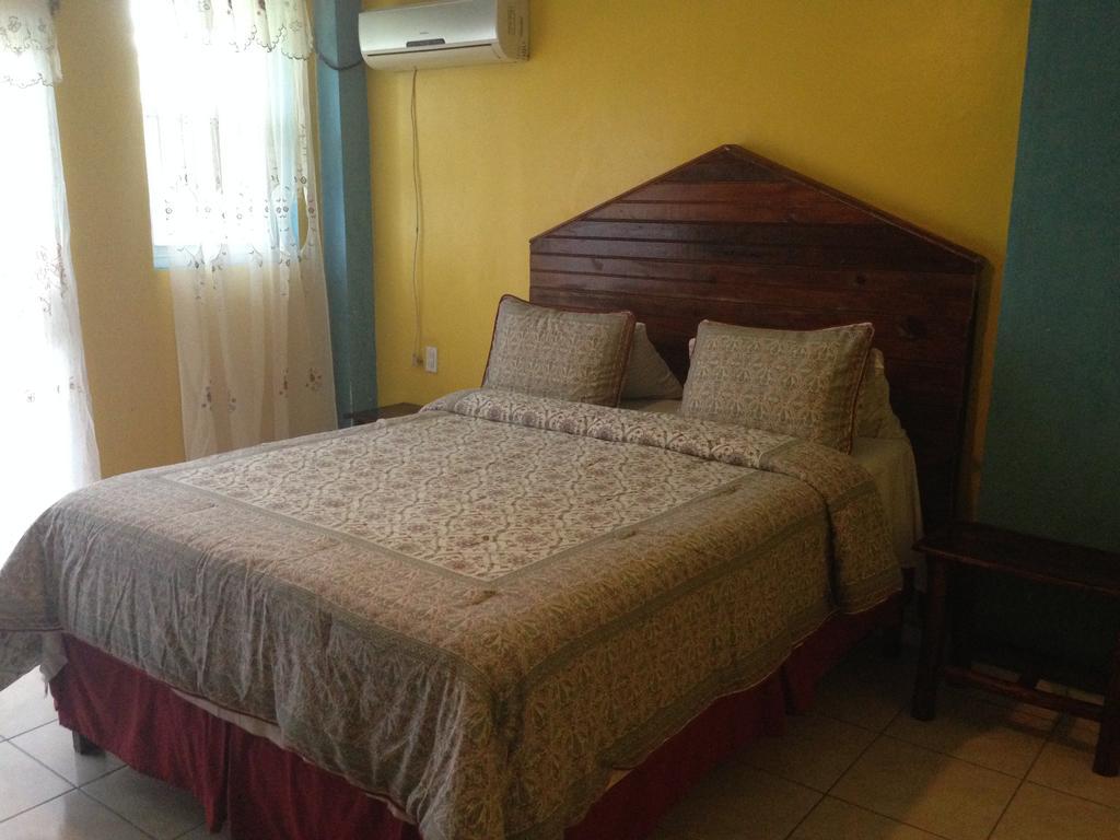 La Delphina Bed And Breakfast Bar And Grill La Ceiba Exteriér fotografie
