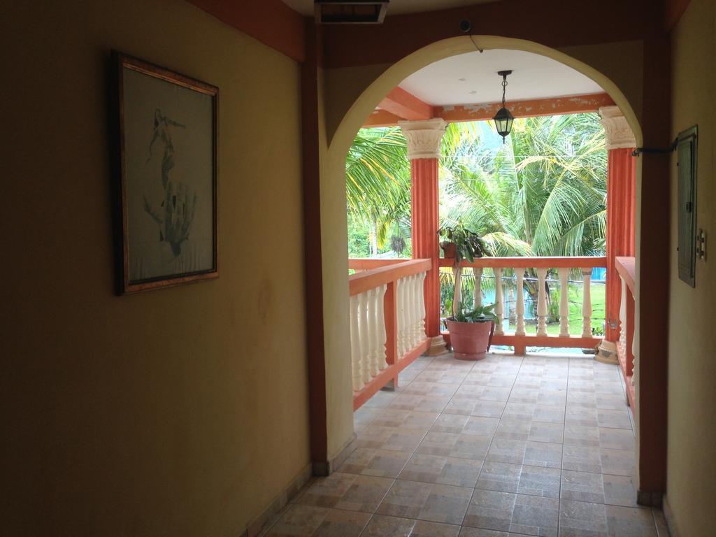 La Delphina Bed And Breakfast Bar And Grill La Ceiba Exteriér fotografie