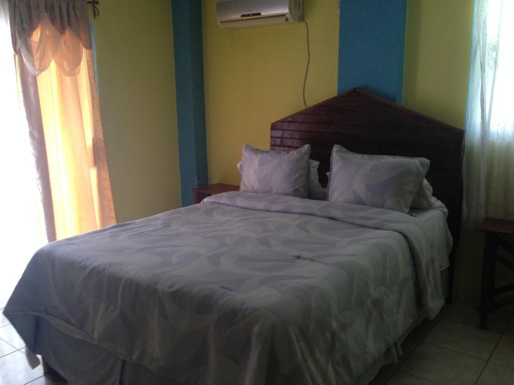 La Delphina Bed And Breakfast Bar And Grill La Ceiba Exteriér fotografie