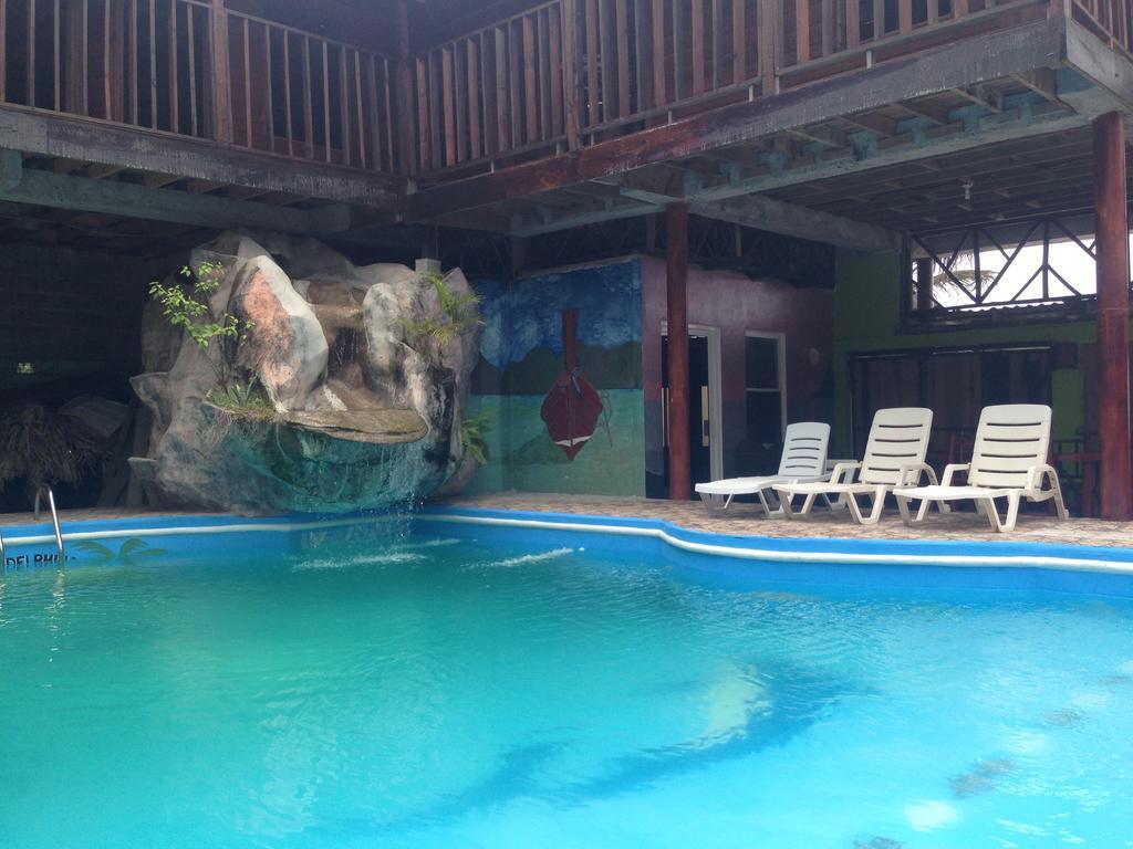 La Delphina Bed And Breakfast Bar And Grill La Ceiba Exteriér fotografie