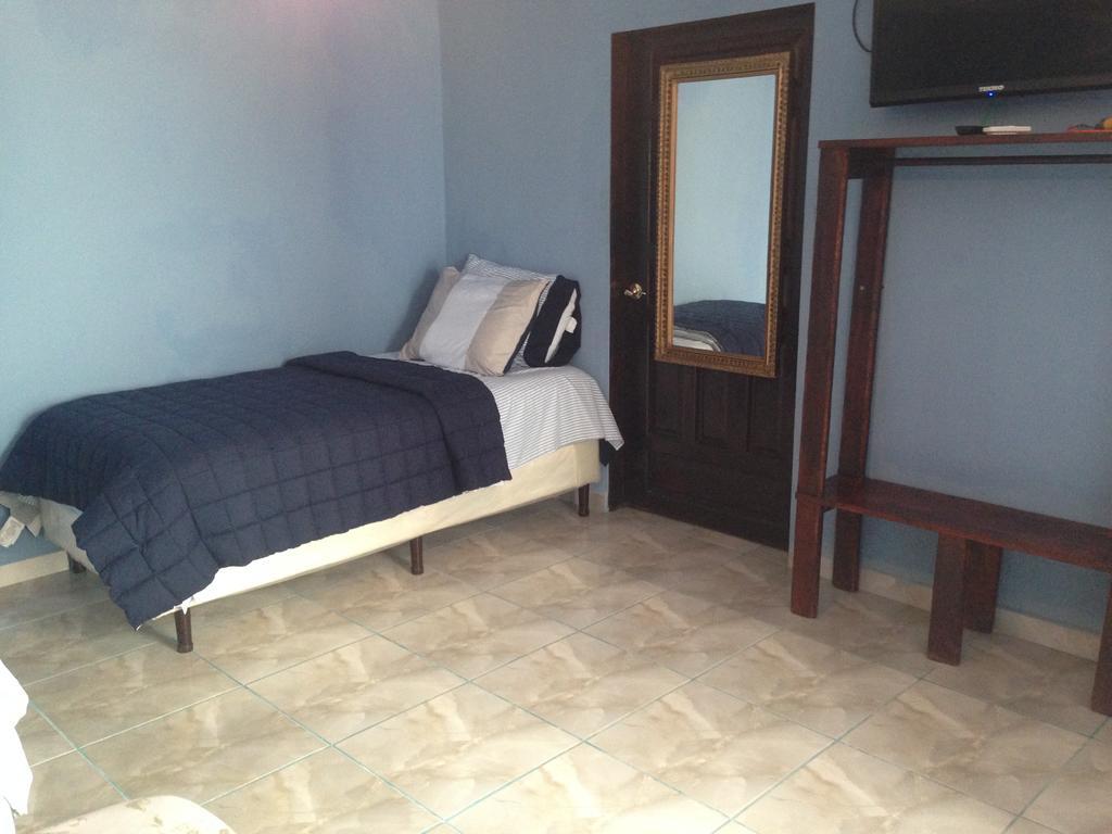 La Delphina Bed And Breakfast Bar And Grill La Ceiba Exteriér fotografie