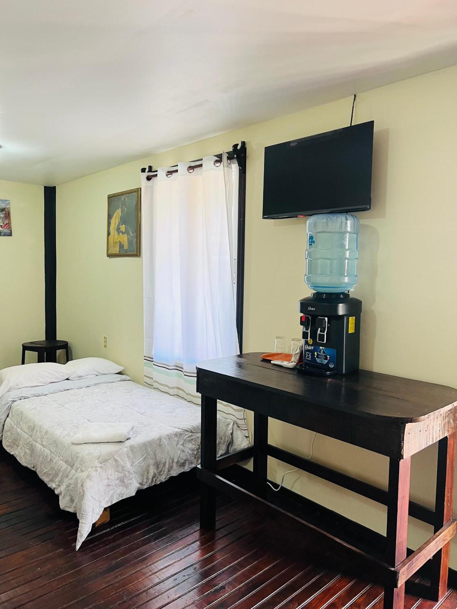 La Delphina Bed And Breakfast Bar And Grill La Ceiba Exteriér fotografie