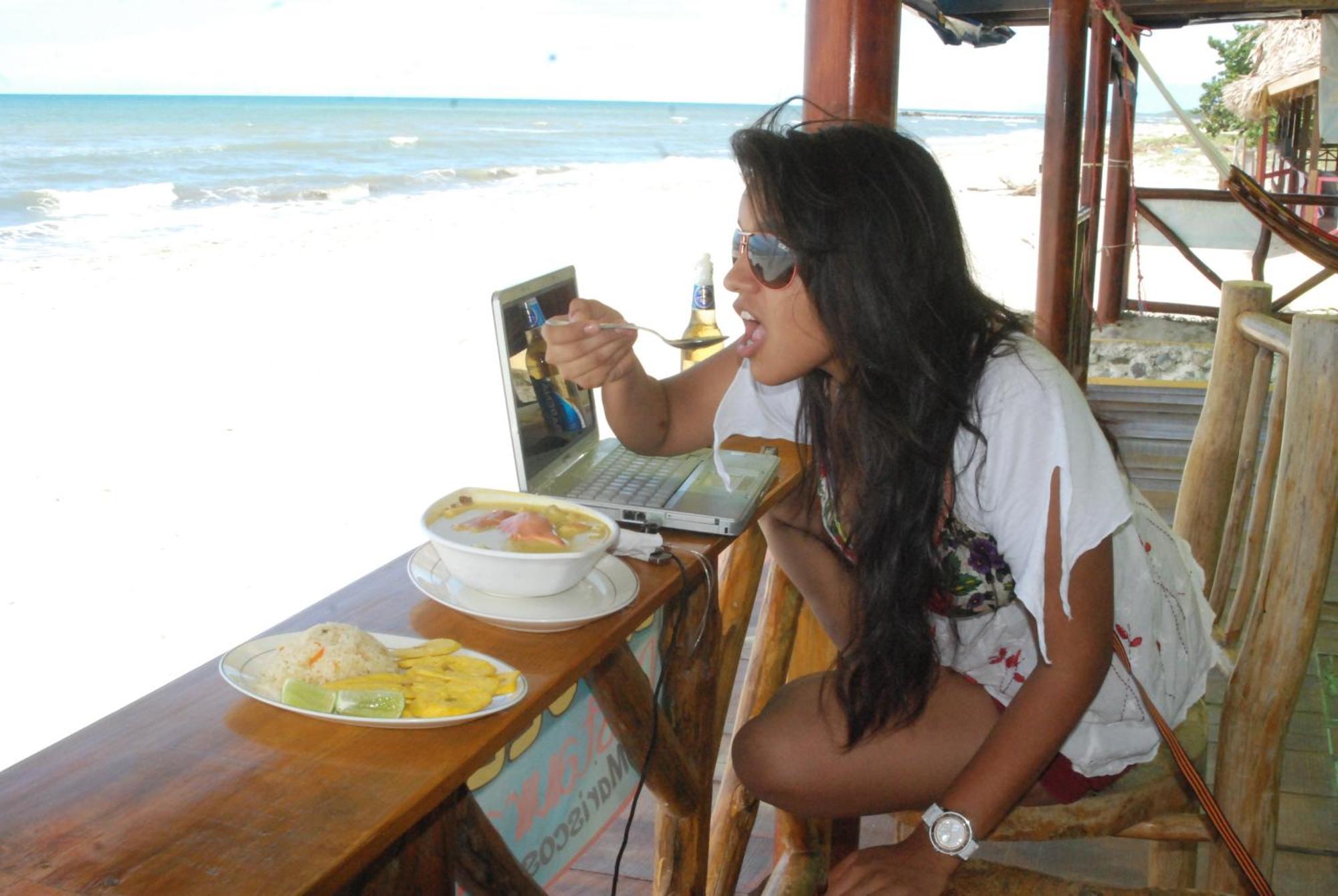 La Delphina Bed And Breakfast Bar And Grill La Ceiba Exteriér fotografie